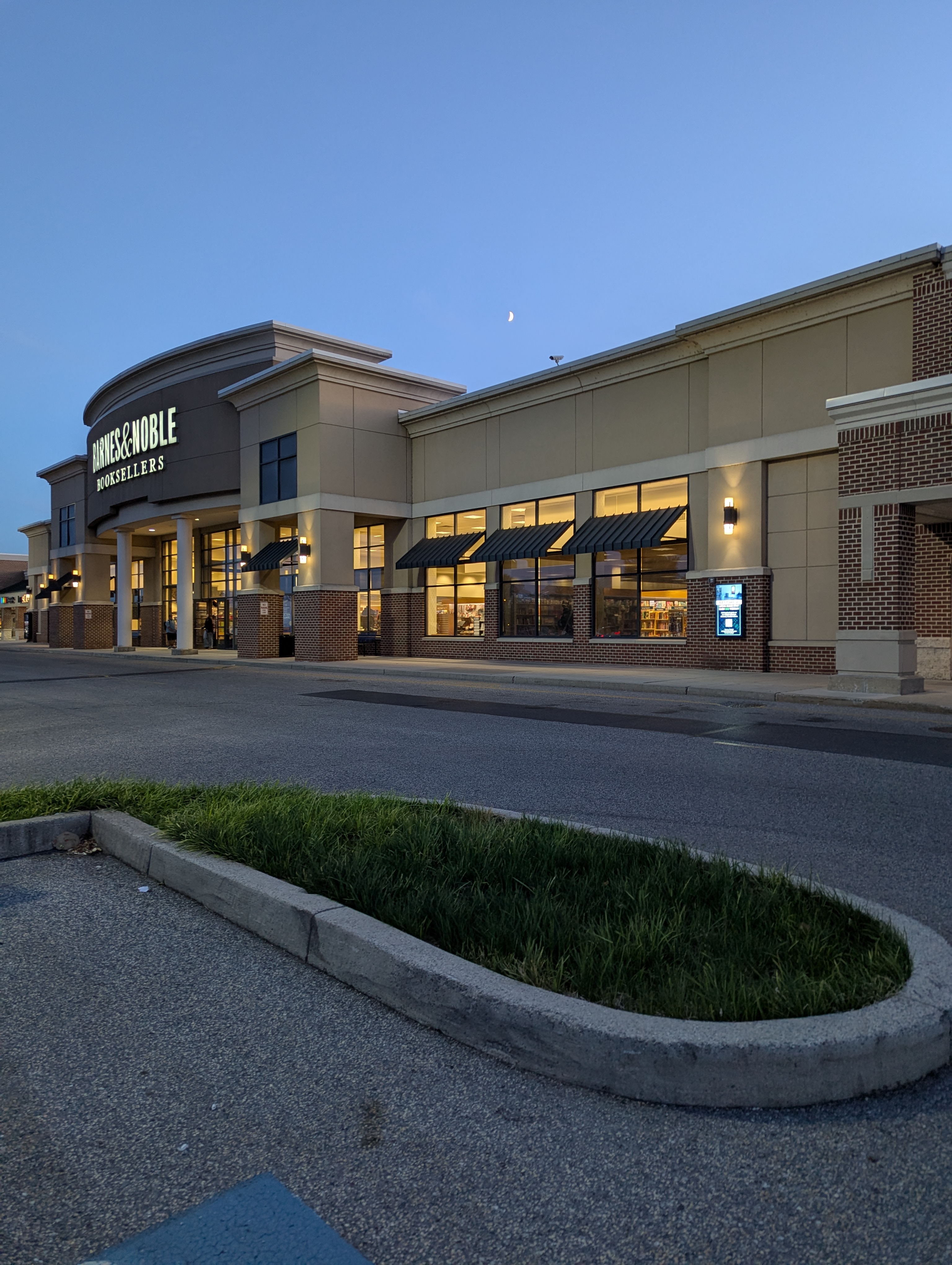 Barnes And Noble Store Front with Vanguard Outdoor Advertising Digital Display